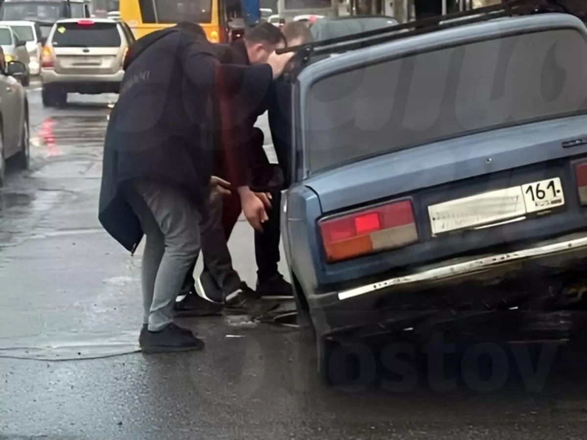 В Ростове на Малиновского «семерка» провалилась в открытый люк