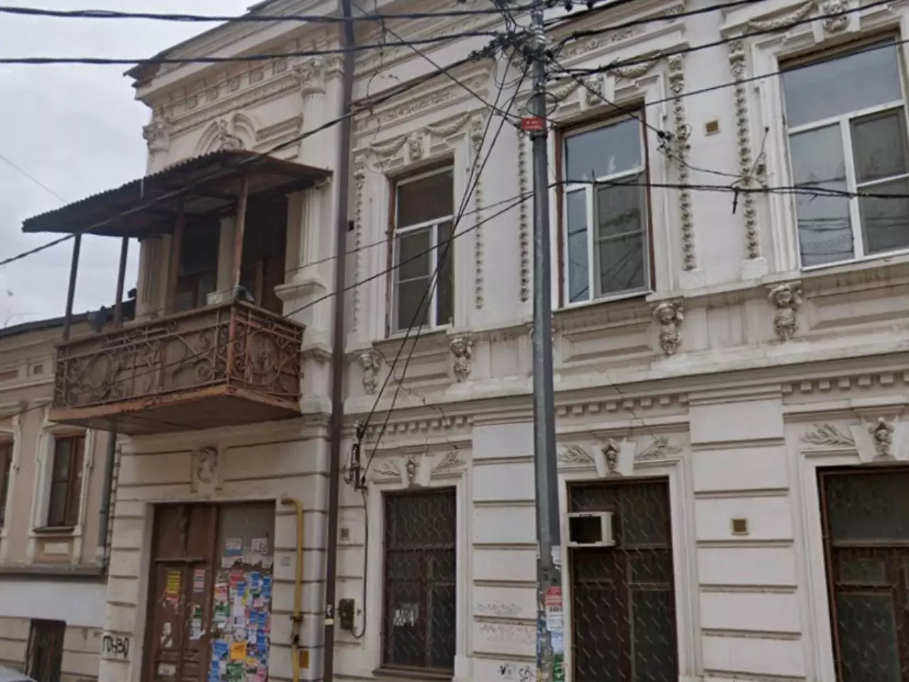 В Ростове на Шаумяна из-за обрушения старинного здания закрыли квартал
