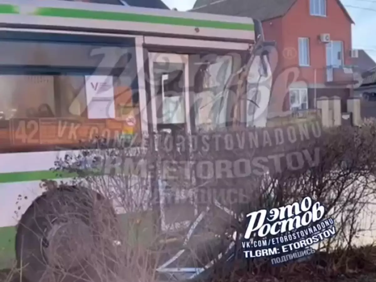 В Ростове на улице Курчатова автобус № 42 попал в ДТП » DonDay ...