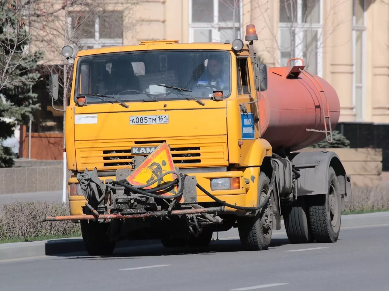 Тротуар возле театра им. Горького заменят за 3,2 миллиона рублей » DonDay -  новости Ростова-на-Дону. Происшествия, события, новости бизнеса, политики,  культуры и спорта.