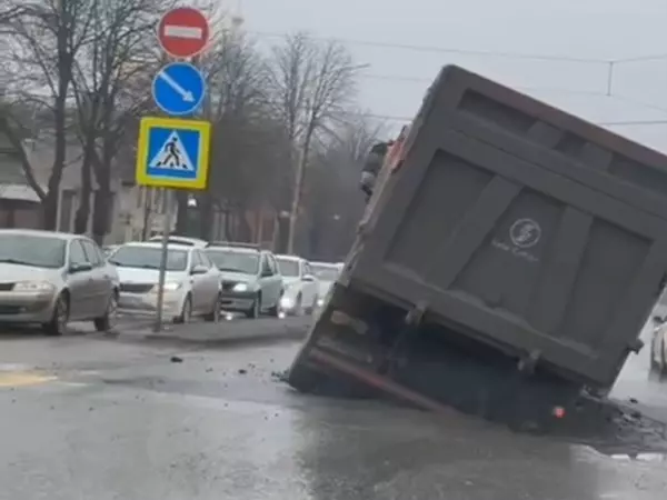 В Шахтах самосвал провалился под землю на улице Советской