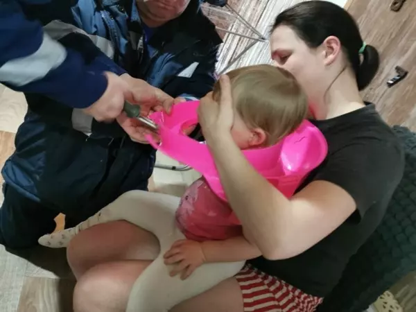 В Ростове спасли двухлетнюю девочку, застрявшую в сиденье от унитаза