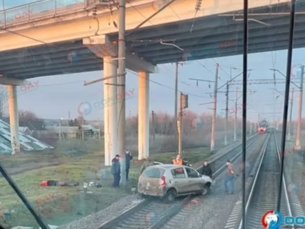 В Ростовской области автомобиль вылетел на ж/д пути перед поездом