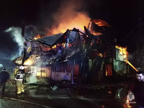 На месте пожара в трехэтажном здании в Азове обнаружили труп