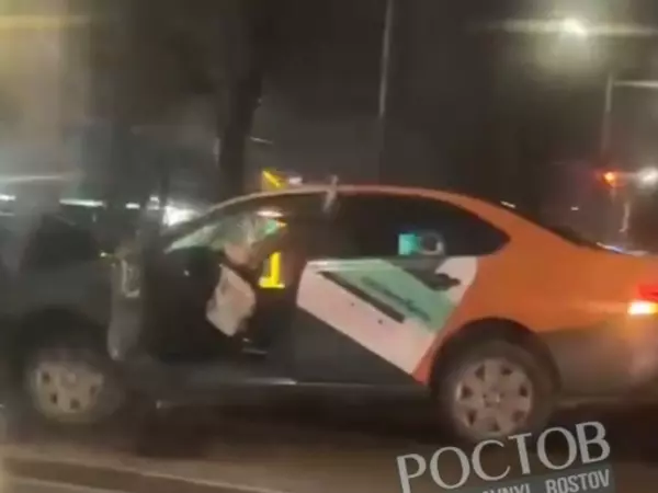 В Ростове водитель каршерингового авто врезался в столб