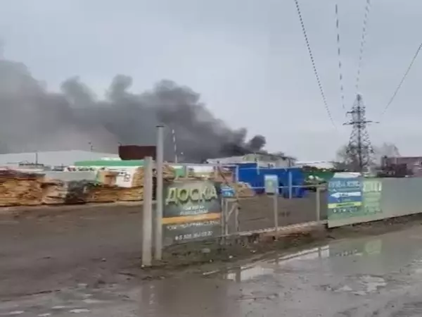 В Батайске на огромной площади горит склад с картоном