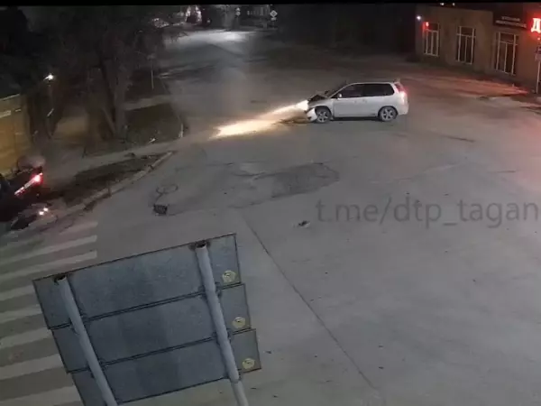 В Таганроге после ДТП легковушка опрокинулась на крышу