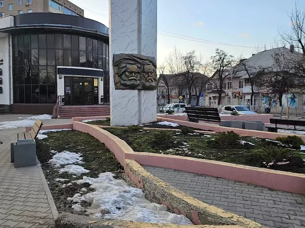 В Белой Калитве разваливается отремонтированный памятник Карлу Марксу и Фридриху Энгельсу