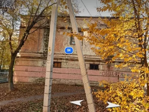 В Ростове на Западном горит старинный аварийный дом