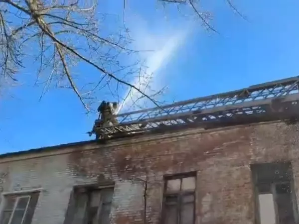 Появились кадры тушения пожара в старинном доме на Западном в Ростове