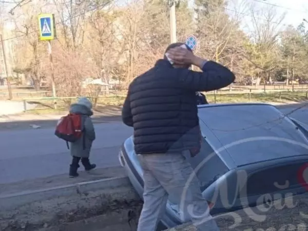 В Батайске на Комсомольской легковушка провалилась в канаву
