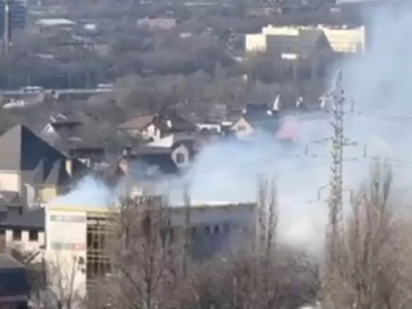 В Ростове на Вятской полыхает трехэтажное здание