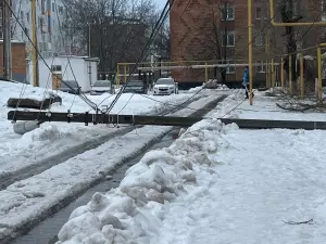 В Гуково из-за непогоды рухнули сразу несколько опор ЛЭП в разных частях города