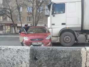 В центре Ростова грузовик протаранил легковушку