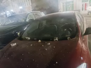 В Ростове падающие с «Дома с ангелами» кирпичи повредили припаркованное авто