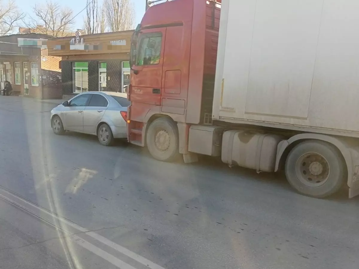 В Таганроге фура протаранила легковушку