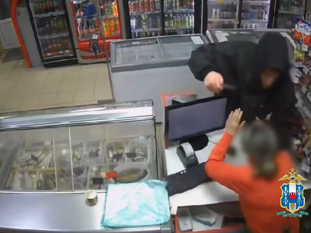 В Ростове в магазине грабитель напал с ножом на продавца