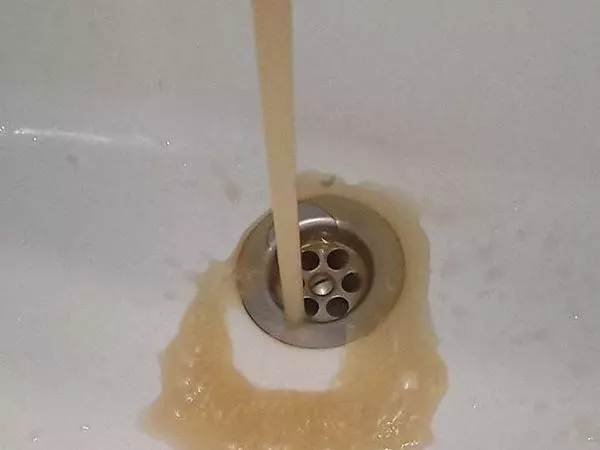 В Таганроге из кранов течет вода с запахом тухлой рыбы