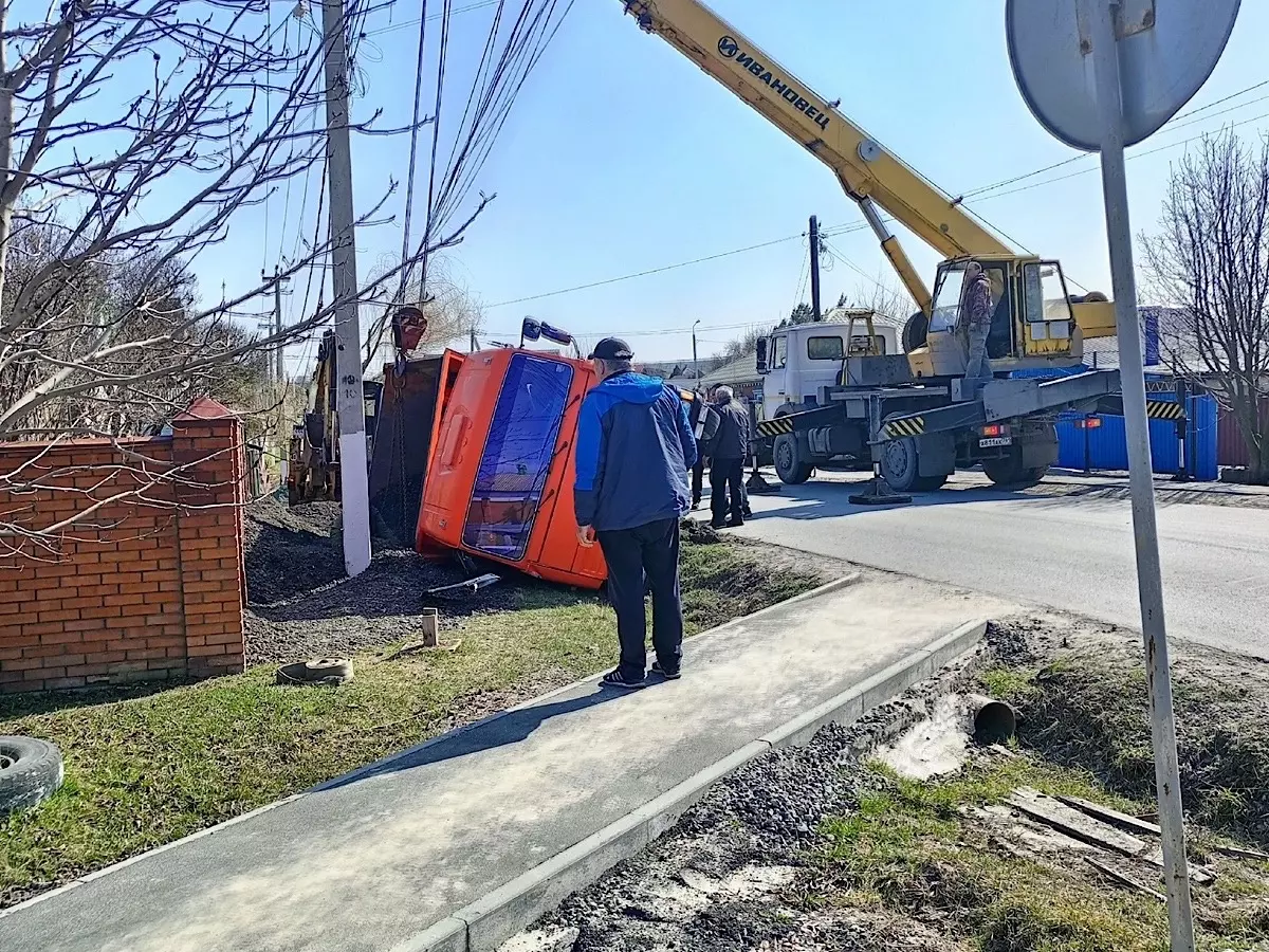 В Ростовской области под Шахтами завалился на бок груженый КамАЗ » DonDay -  новости Ростова-на-Дону. Происшествия, события, новости бизнеса, политики,  культуры и спорта.