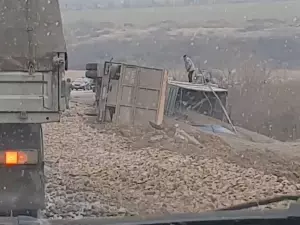На трассе Ростов – Таганрог перевернулся грузовик