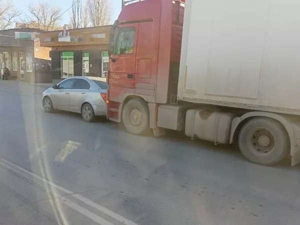 В Таганроге фура протаранила легковушку