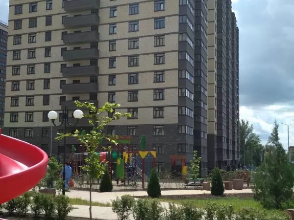 В Ростове на Оганова мужчина едва не выпал с высоты 8-го этажа