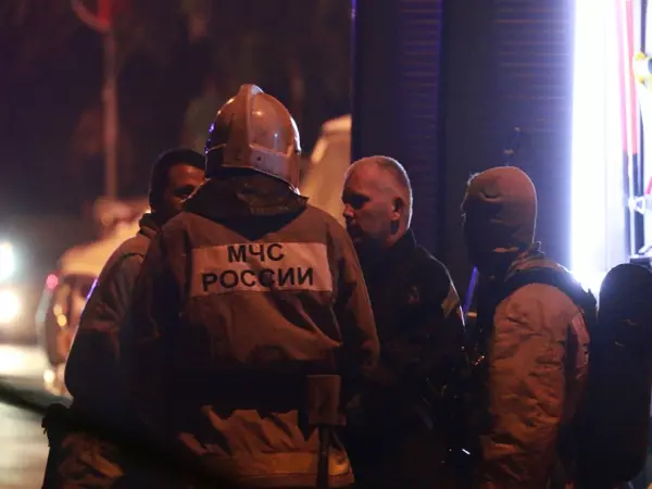 В Зернограде на большой площади горит жилой дом