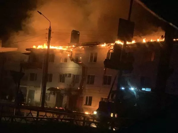 Шокирующее видео крупного пожара в жилом доме в Зернограде
