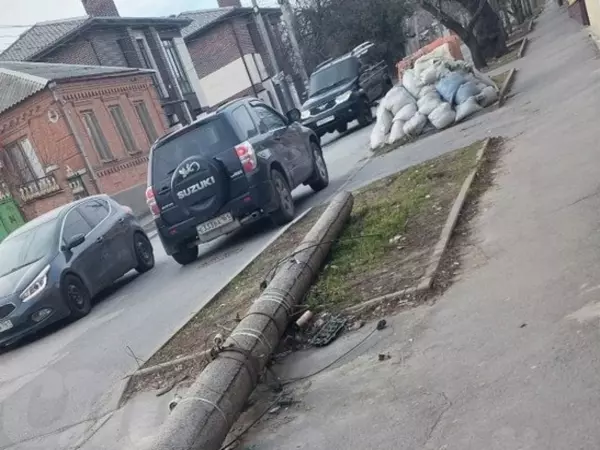В Ростове три месяца не могут убрать упавший посреди тротуара столб