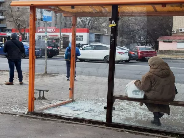 В Ростове возле Северного рынка неизвестные разбили остановку