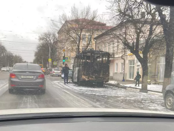 В Новочеркасске на ходу загорелся автобус