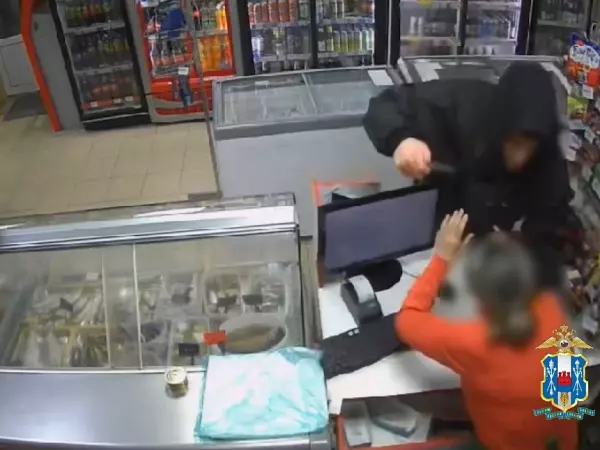 В Ростове в магазине грабитель напал с ножом на продавца