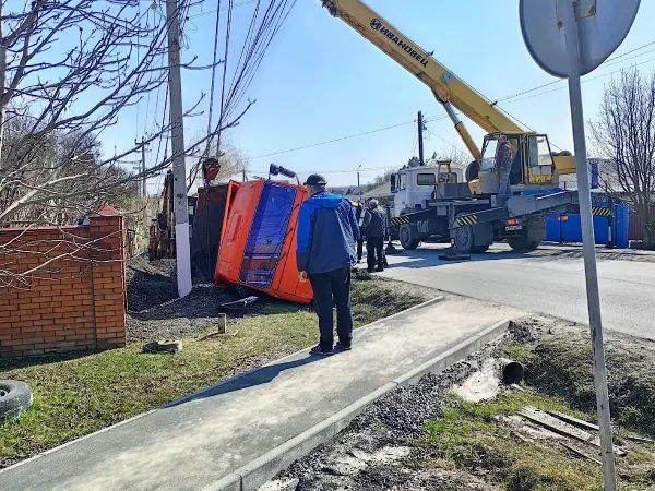 В Ростовской области под Шахтами завалился на бок груженый КамАЗ