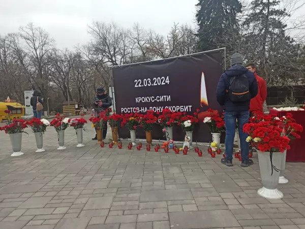 На входе в парк Горького в Ростове сделали мемориал в память о погибших в теракте