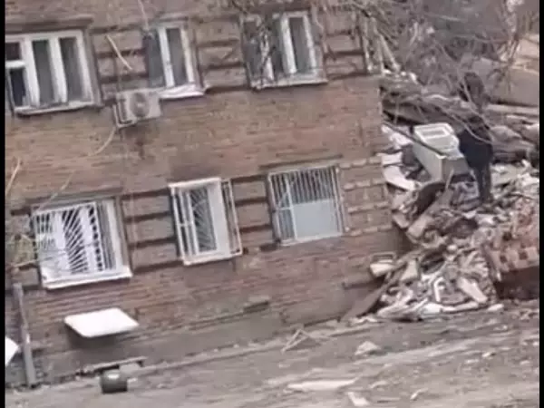 По завалам рухнувшего подъезда на Нариманова свободно гуляют подростки