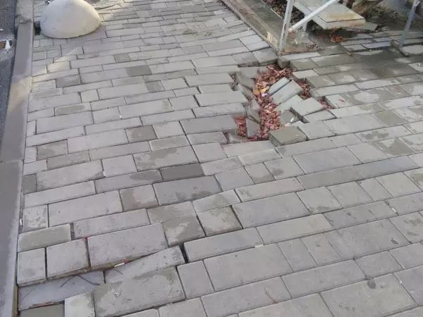 В центре Ростова посреди тротуара образовался провал