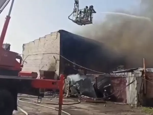 Видео с места масштабного пожара на складе в Ростове