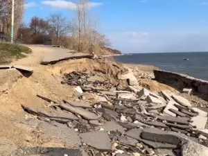Таганрогскую набережную почти полгода не могут восстановить после шторма