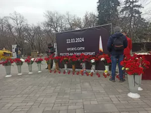 На входе в парк Горького в Ростове сделали мемориал в память о погибших в теракте