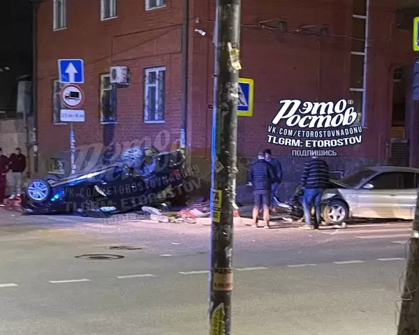 В центре Ростова легковушка врезалась в стену жилого дома