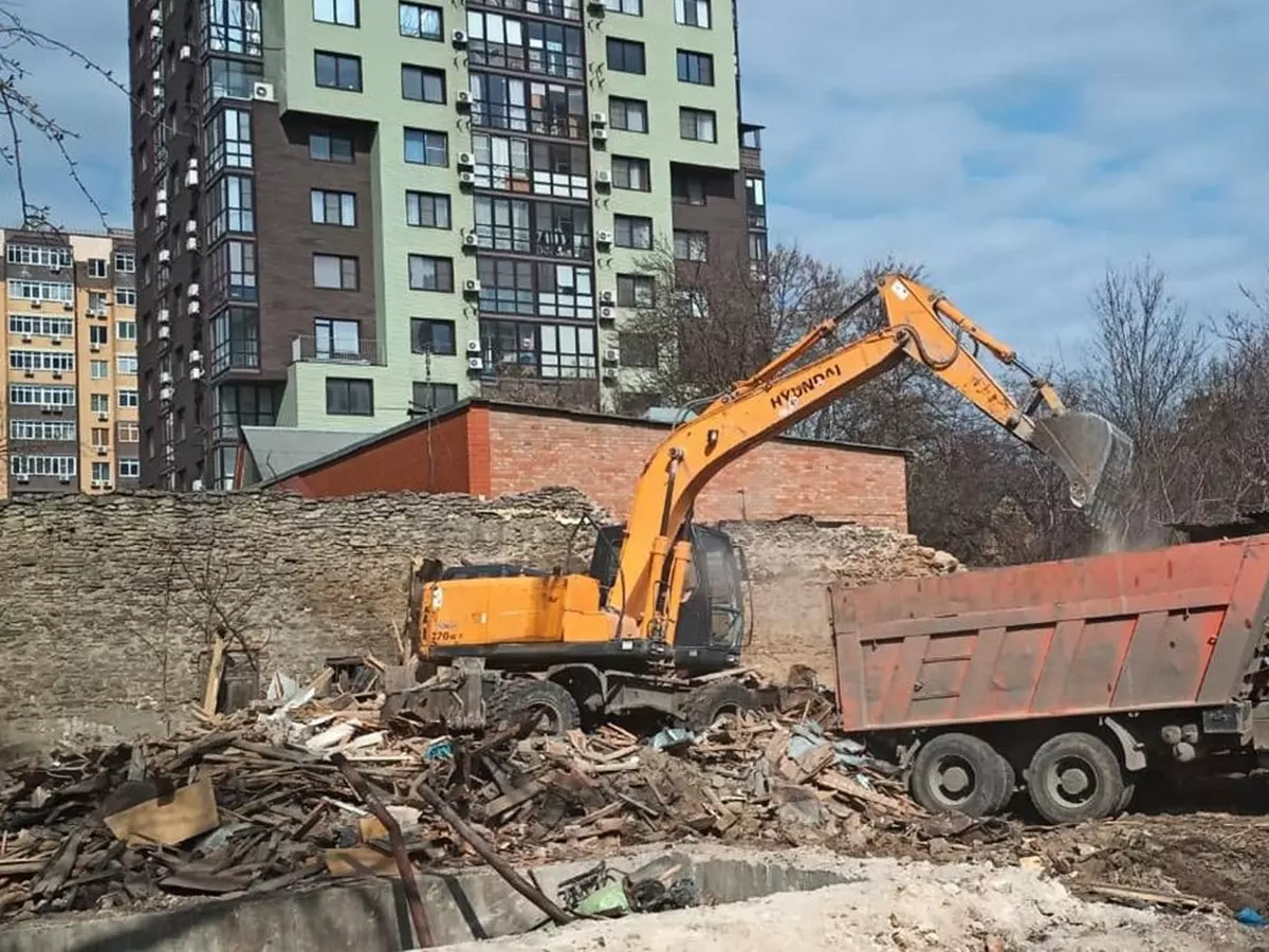 В Ростове сносят дореволюционные дома в районе ипподрома » DonDay - новости  Ростова-на-Дону. Происшествия, события, новости бизнеса, политики, культуры  и спорта.