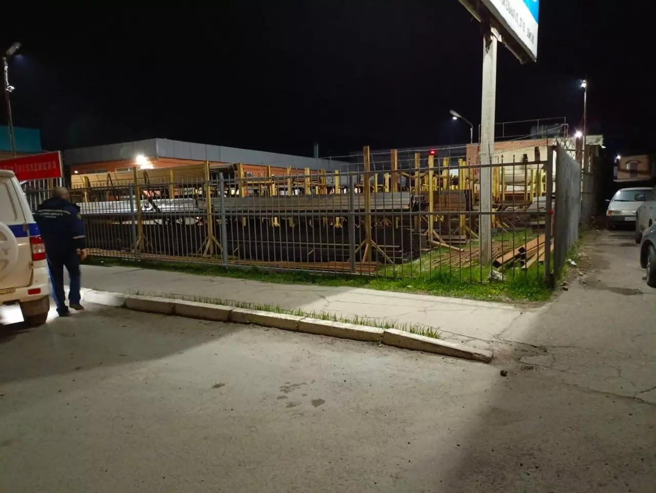 В Таганроге двое парней провалились в люк глубиной шесть метров