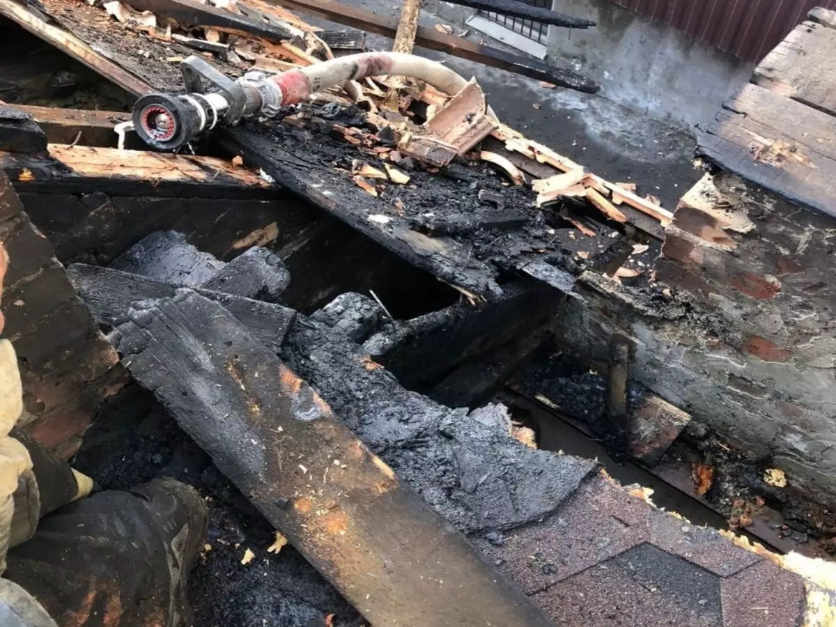 В Ростове из-за брошенного окурка сгорела крыша частного дома