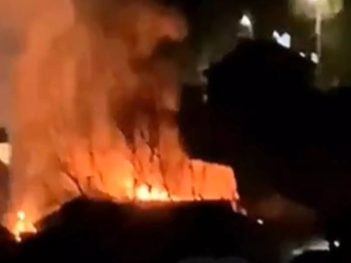 В Ростове на большой площади горит частный дом на Сельмаше