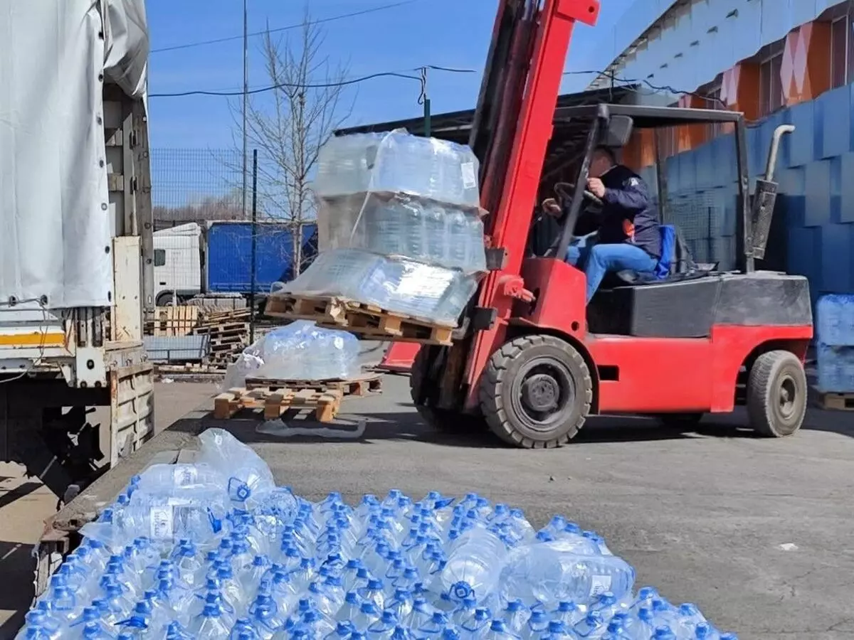Из Ростовской области направили более 60 тонн питьевой воды жителям Оренбуржья