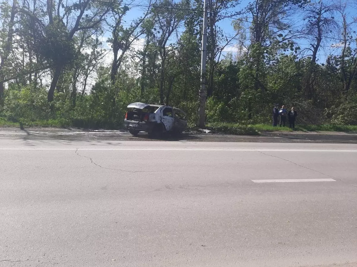 В Шахтах два человека погибли в горящей легковушке