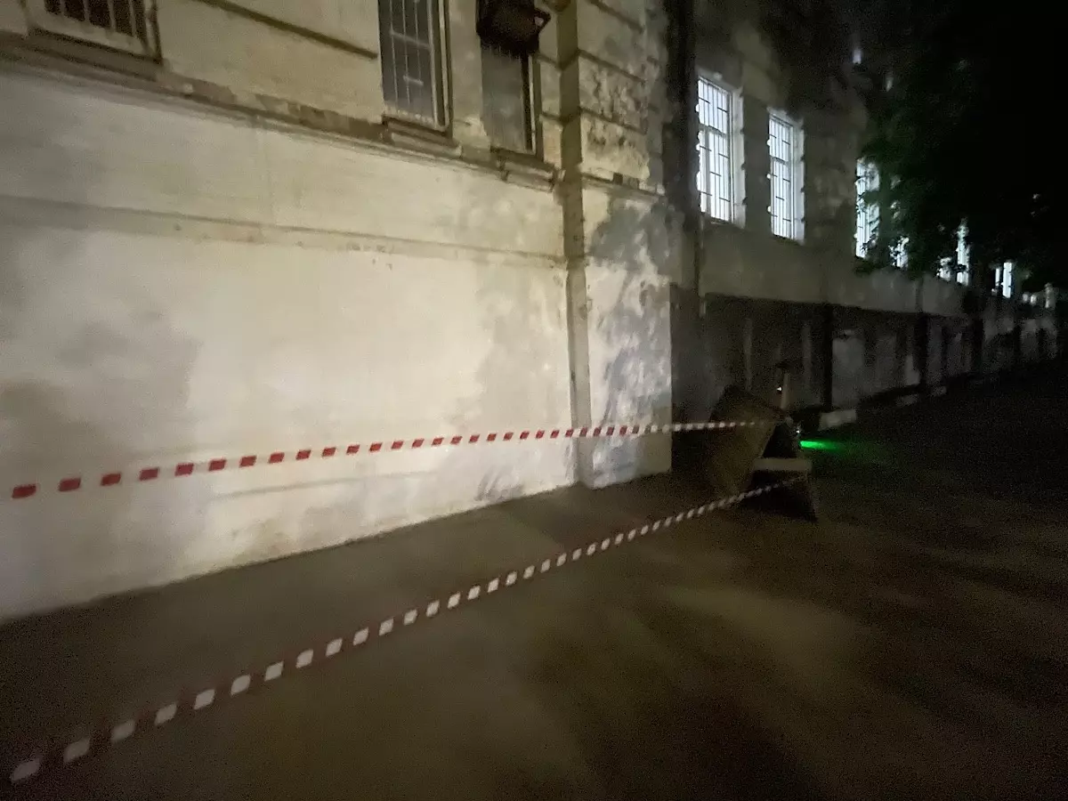 В Ростове со здания войсковой части на оживленную улицу сыпятся кирпичи