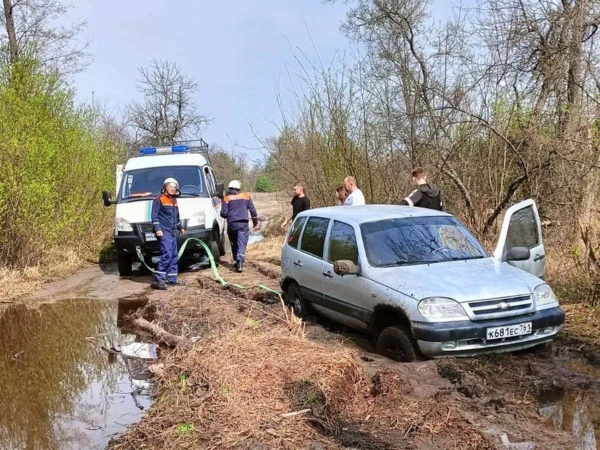 В Ростовской области спасли семью, застрявшую на машине в грязи » DonDay -  новости Ростова-на-Дону. Происшествия, события, новости бизнеса, политики,  культуры и спорта.