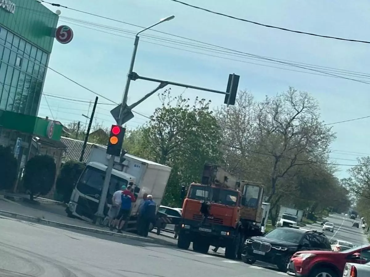 В Таганроге грузовик провалился под землю » DonDay - новости  Ростова-на-Дону. Происшествия, события, новости бизнеса, политики, культуры  и спорта.