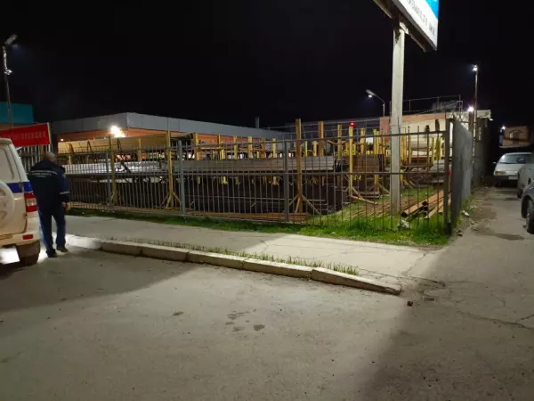 В Таганроге двое парней провалились в люк глубиной шесть метров